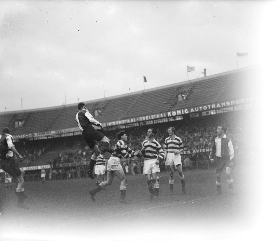 Feyenoord tegen Blauw-Wit 1-1, luchtsprong Smulders, Bestanddeelnr 903-7505