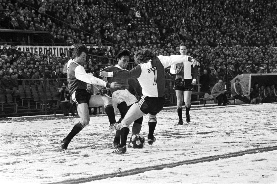Feyenoord tegen Ajax 1-1, Tahamata (m) worstelt zich Brard (l) en Snoek door, Bestanddeelnr 929-5686