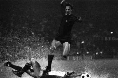Feyenoord tegen Barcelona 0-0, Europacup Johan Cruijff springt over Vos heen, Bestanddeelnr 927-5353