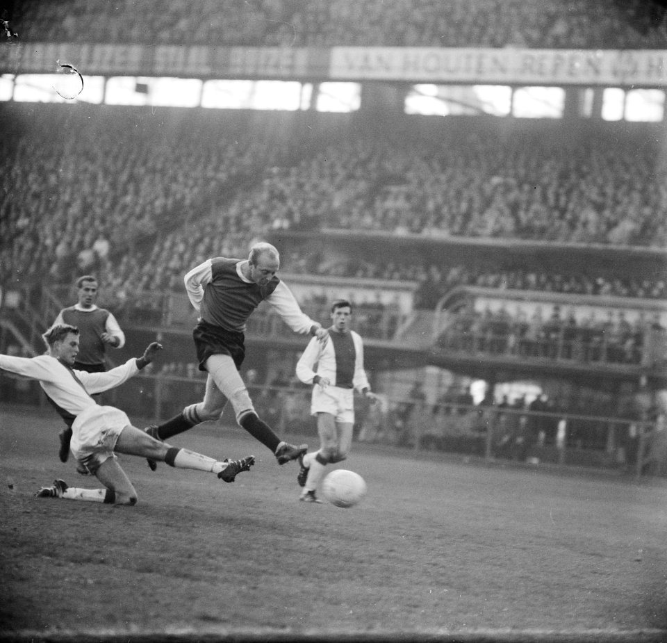 Feyenoord tegen Ajax 9-4, Kruiver scoort (midden) voorgro Haun (Ajax) daarachter, Bestanddeelnr 917-1814