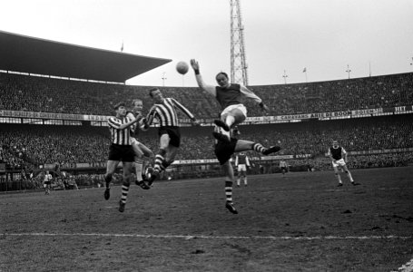 Feyenoord tegen Sparta 3-1, duel om de bal v.l.n.r. Eykenbroek, H. de Groot, Ver, Bestanddeelnr 917-5067