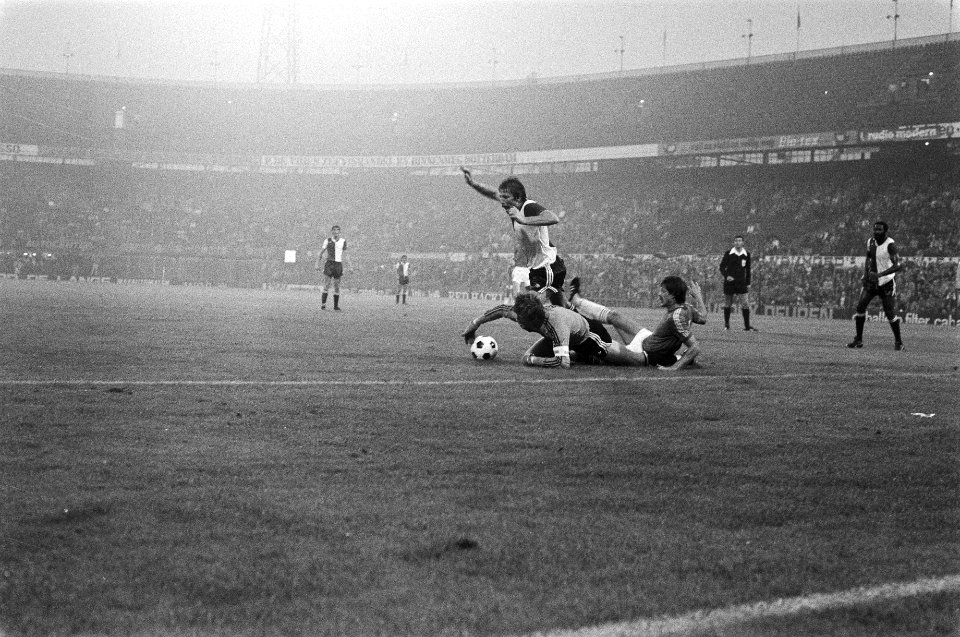 Feyenoord tegen Sparta 1-1, Kreuz wordt door Doesburg en Meutstege ten val gebra, Bestanddeelnr 929-3112