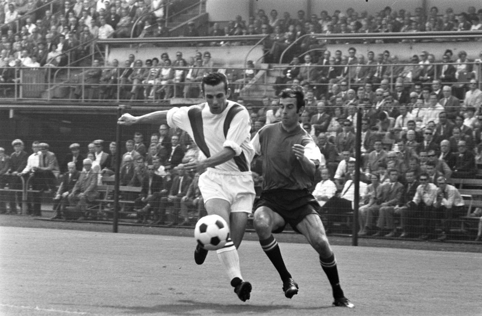 Feyenoord tegen SVV 6-0, Coen Moulijn (r) en Langhorst, aktie, Bestanddeelnr 922-7888