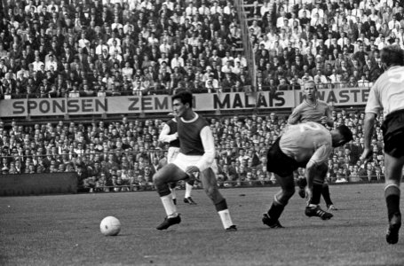 Feyenoord tegen Ajax 1-1 Spelmomenten Piet Keyzer in aktie nummer 18, Bestanddeelnr 915-5507