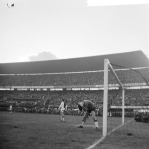 Feyenoord tegen Ajax 9-4, Bertus Hoogerman geslagen (handen aan het hoofd), Bestanddeelnr 917-1819