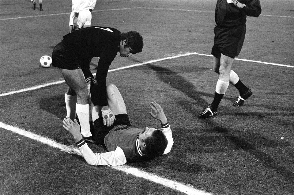 Feyenoord tegen Benfica 1-0, kwartfinale Europacup I Posthumus ligt geblesseer, Bestanddeelnr 925-4442