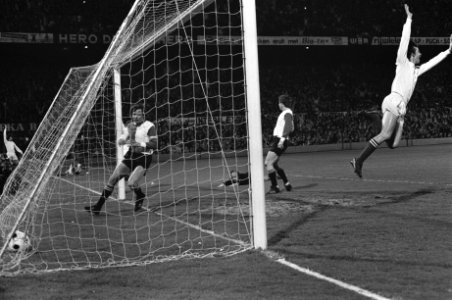 Feyenoord tegen Ajax 1-5, eerste doelpunt van Ajax, rechts Cruijff juichend, Bestanddeelnr 925-5297