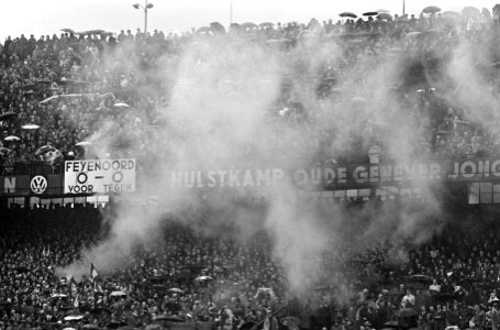 Feyenoord tegen Ajax 1-1, nummer 4 trainer Michels (met pet en nummer 1 rook op , Bestanddeelnr 920-1861