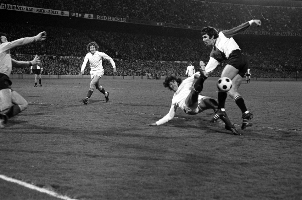 Feyenoord tegen Ajax 1-5, nr 19 Van Hanegem (rechts) in duel met Hulshoff, Bestanddeelnr 925-5306
