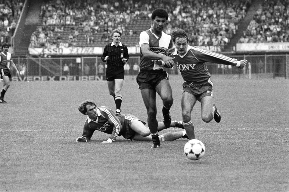 Feyenoord tegen AZ'67 3-2. V.l.n.r. Richard van de Meer (AZ), Ruud Gullit (Feyen, Bestanddeelnr 932-3436