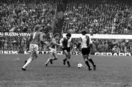 Feyenoord tegen Sparta 1-1, Van Hanegem in duel met Venneker, Bestanddeelnr 927-8560