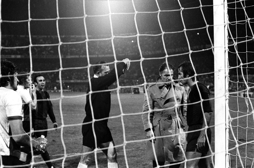 Feyenoord tegen Barcelona 0-0, Europacup Barcelonatrainer Michels wordt weggest, Bestanddeelnr 927-5352