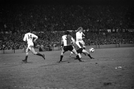 Feyenoord tegen Ajax 1-5, Piet Keizer (rechts) in actie, Bestanddeelnr 925-5293
