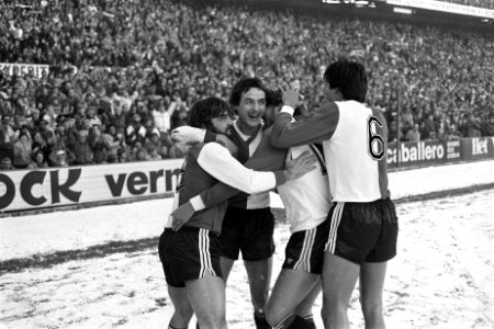 Feyenoord tegen Ajax 4-2, juichende Feyenoorders nadat R Budding met strafschop, Bestanddeelnr 931-1922