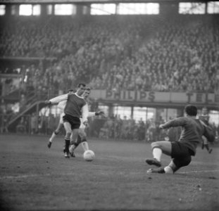 Feyenoord tegen Ajax 9-4, Coen Moulijn in duel met Ajaxieden, Bestanddeelnr 917-1812