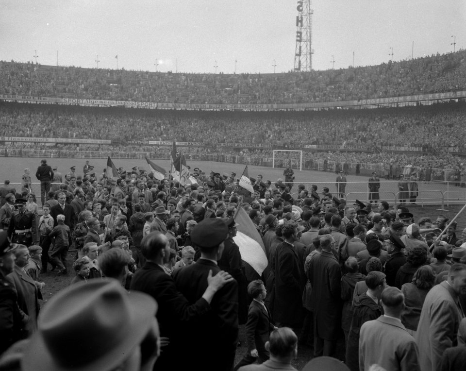 Feyenoord tegen Ajax 3-0, enthousiaste menigte omringd de spelers bij het verlat, Bestanddeelnr 911-2722