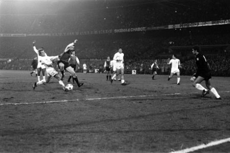 Feyenoord tegen Benfica 1-0, kwartfinale Europacup I Schneider (m) in actie, Bestanddeelnr 925-4438
