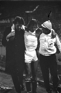Feyenoord tegen Ajax 1-5, spelers verlaten het veld, Bestanddeelnr 925-5300
