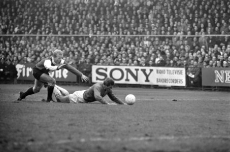 Feyenoord speler Piet Romeijn (l) brengt de Ajax speler Piet Keizer ten val, Bestanddeelnr 919-7855