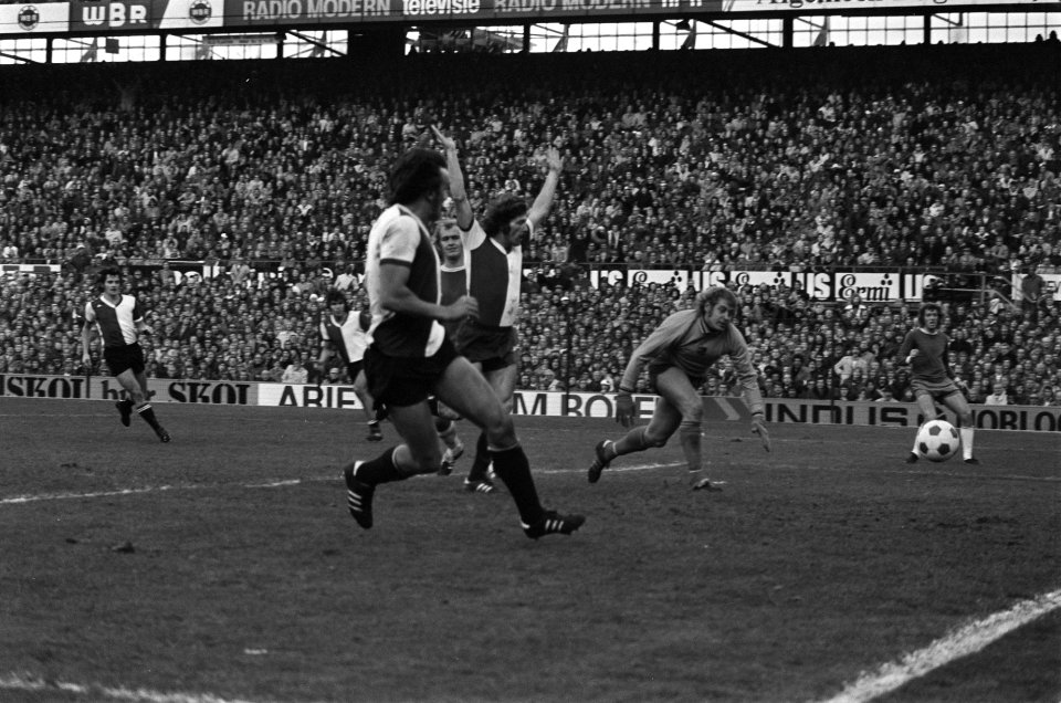 Feyenoord tegen Ajax 2-1, vlnr Van Hanegem , Ressel (scorend), Kreiz (juiche, Bestanddeelnr 927-5436
