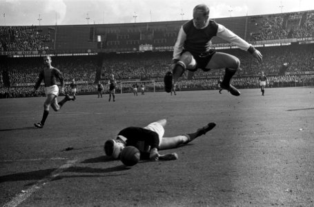 Feyenoord tegen ADO 2-1, keeper Ton Thie (ADO) werpt zich op de bal, Gerard 'Pum, Bestanddeelnr 916-9004