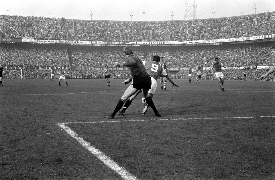 Feyenoord tegen Sparta 1-1. Aanval van Kindvall op doelman Jan van Beveren (Spar, Bestanddeelnr 922-8641