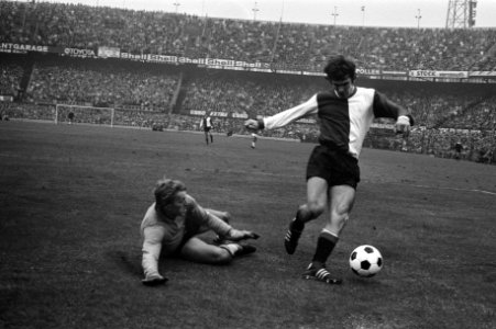 Feyenoord tegen Sparta 2-0, Van Hanegem (rechts) en keeper Doesburg (links) in …, Bestanddeelnr 925-1865