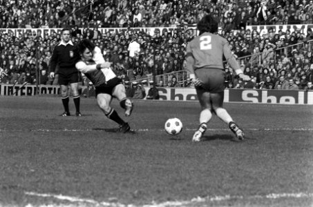 Feyenoord tegen FC Den Haag 3-0, Kristensen scoort, rechts Mansveld, Bestanddeelnr 927-8079