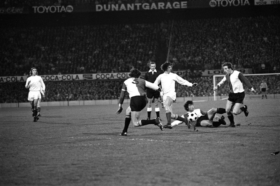 Feyenoord tegen Ajax 1-5, Cruijff in duel met Israel (link Laseroms (liggend) en, Bestanddeelnr 925-5295