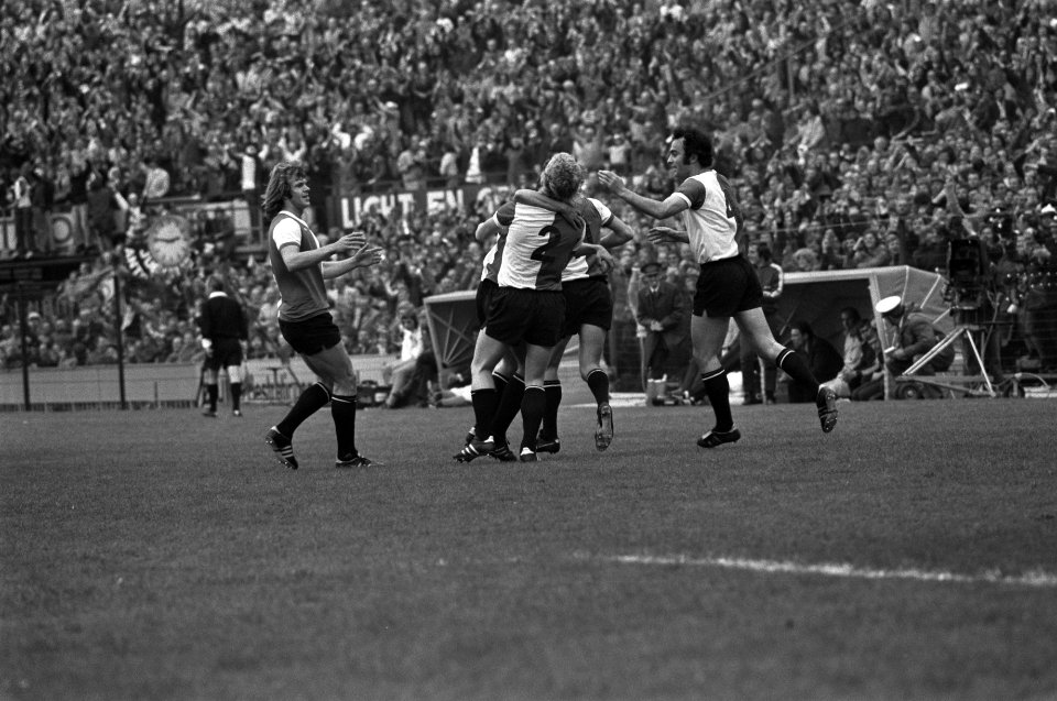 Feyenoord tegen FC Twente 3-2, (Feyenoord kampioen), Feyenoorders omhelzen elkaa, Bestanddeelnr 927-1713