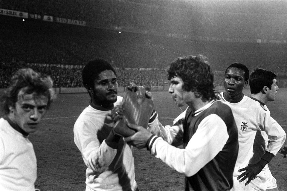Feyenoord tegen Benfica 1-0, kwartfinale Europacup I Eusebio en Van Hanegem (r, Bestanddeelnr 925-4435