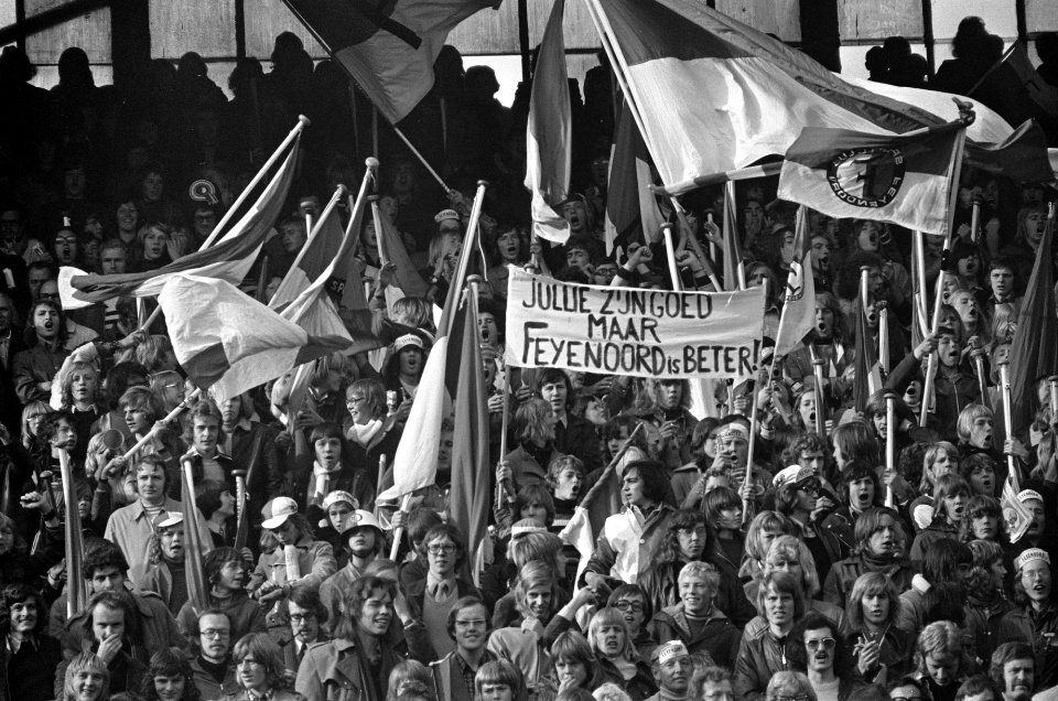 Feyenoord tegen Sparta 4-0, supporters met vlaggen en spandoek, Bestanddeelnr 926-7490