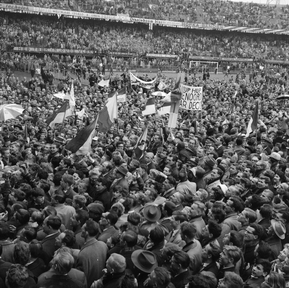 Feyenoord tegen ADO 1-1, supporters Feyenoord vieren kampioenschap, Bestanddeelnr 913-9182