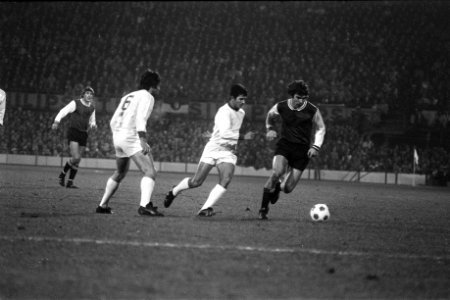 Feyenoord tegen Benfica 1-0, kwartfinale Europacup I nr 8 Moulijn (rechts) in, Bestanddeelnr 925-4441