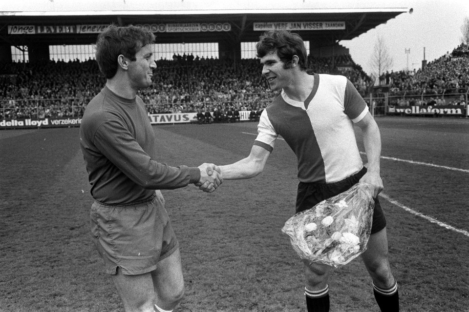 Feyenoord spits Willem van Hanegem (r) krijgt bloemen uit handen van Ajaxspele…, Bestanddeelnr 923-4741