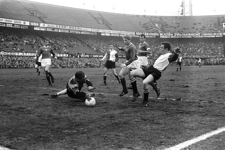 Feyenoord speler Rinus Israël lost een schot op keeper Van Leeuwen, links Ove Ki, Bestanddeelnr 919-8059