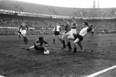 Feyenoord speler Rinus Israël lost een schot op keeper Van Leeuwen, links Ove Ki, Bestanddeelnr 919-8059