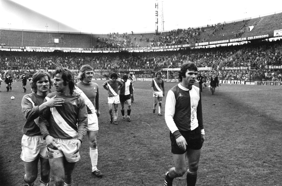 Feyenoord tegen Sparta 1-1, Spartanen (l) en Van Hanegem verlaten veld, Bestanddeelnr 927-8561