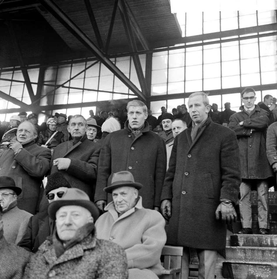 Feyenoord tegen Ajax 1-1, Tonnie Pronk en Henk Groot o tribune, Bestanddeelnr 918-6565