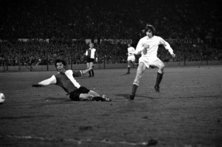 Feyenoord tegen Ajax 1-5, nr 17 Cruijff scoort 1-3, links Laseroms, Bestanddeelnr 925-5301