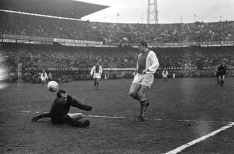 Feyenoord tegen Ajax 1-1, Piet Keizer schiet bal langs Eddy Pieters Graafland, Bestanddeelnr 920-1859