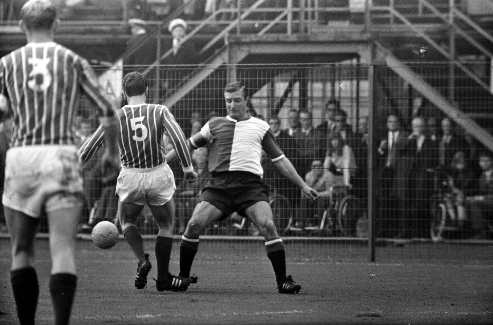 Feyenoord tegen Fortuna 54 6-0. Cor Veldhoen (Feyenoord) in aktie, Bestanddeelnr 920-7251
