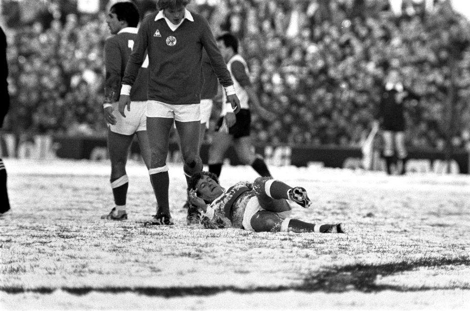 Feyenoord tegen Ajax 4-2, Wim Jansen onderuit in de sneeuw, Bestanddeelnr 931-1923