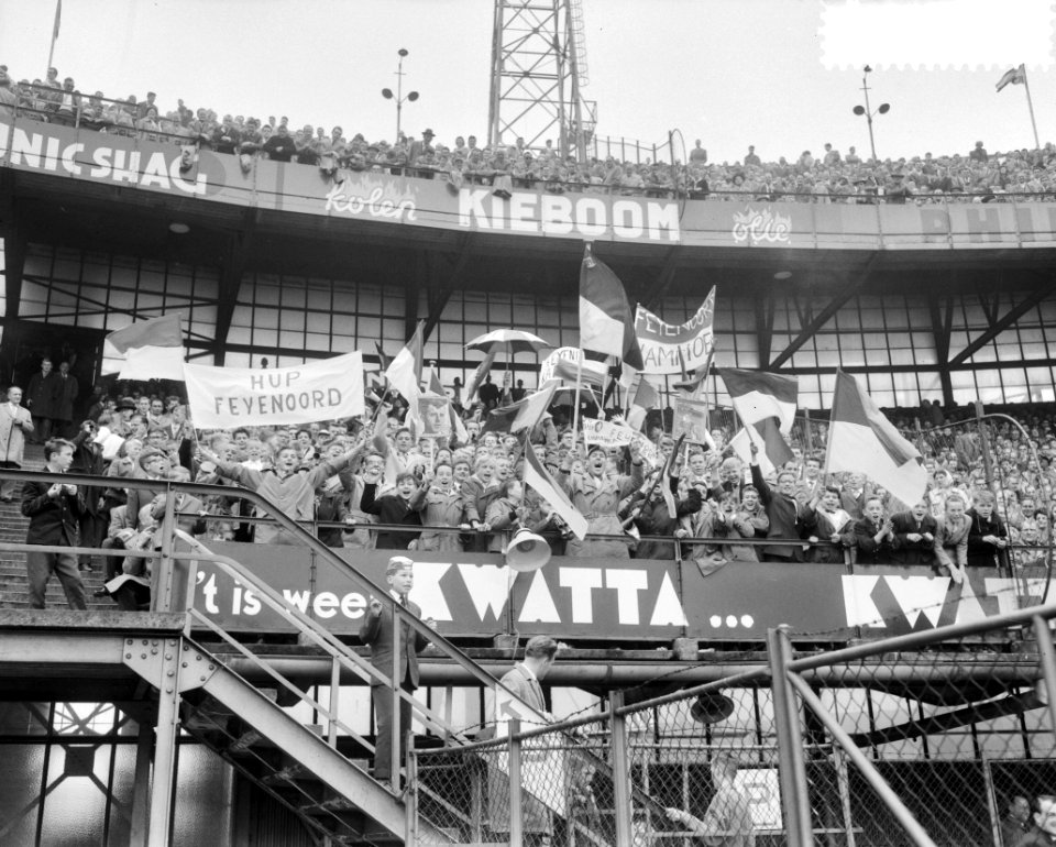 Feyenoord tegen Ajax 3-0, supporters met borden en vlaggen van Feyenoord, Bestanddeelnr 911-2723