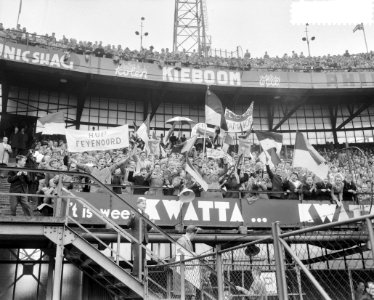 Feyenoord tegen Ajax 3-0, supporters met borden en vlaggen van Feyenoord, Bestanddeelnr 911-2723