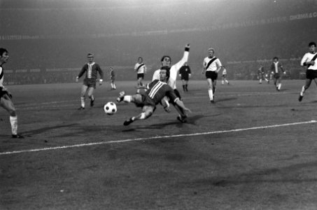 Feyenoord tegen FC Den Bosch 5-0, W van Hanegem in d met Van Rooy ( Den Bosch ), Bestanddeelnr 925-0946