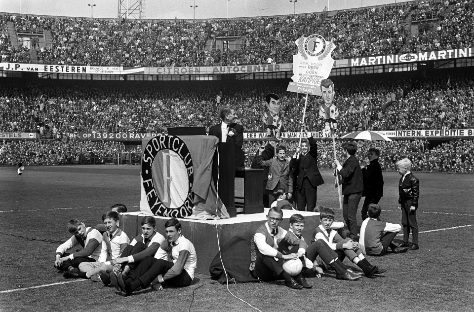 Feyenoord tegen GVAV 1-1, voor de wedstrijd speelde Cor Steyn orgel midden op he, Bestanddeelnr 917-6859