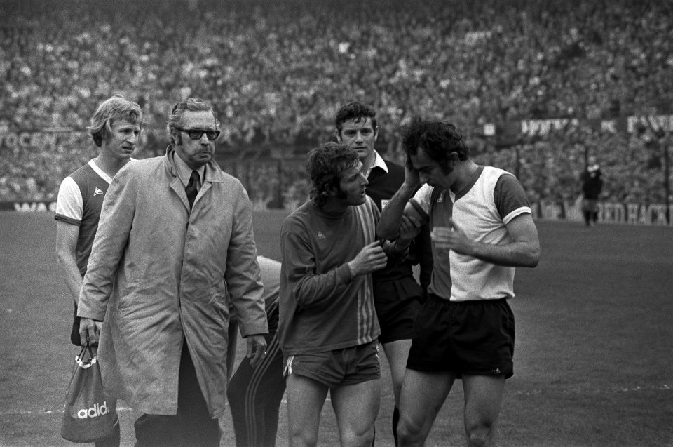 Feyenoord tegen FC Twente 3-2, (Feyenoord kampioen), Achterberg (l) troost Ralmj, Bestanddeelnr 927-1715