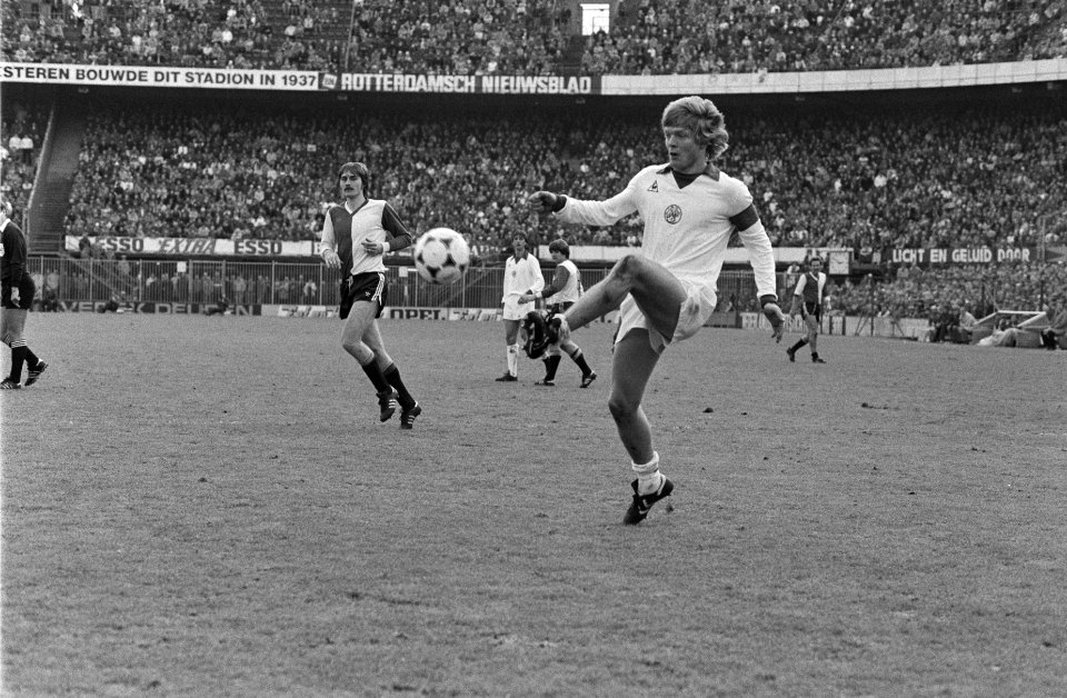 Feyenoord tegen Ajax in de Kuip 2-2. Vanenburg (r.) scoort voor Ajax, (l.) Joop , Bestanddeelnr 934-7229