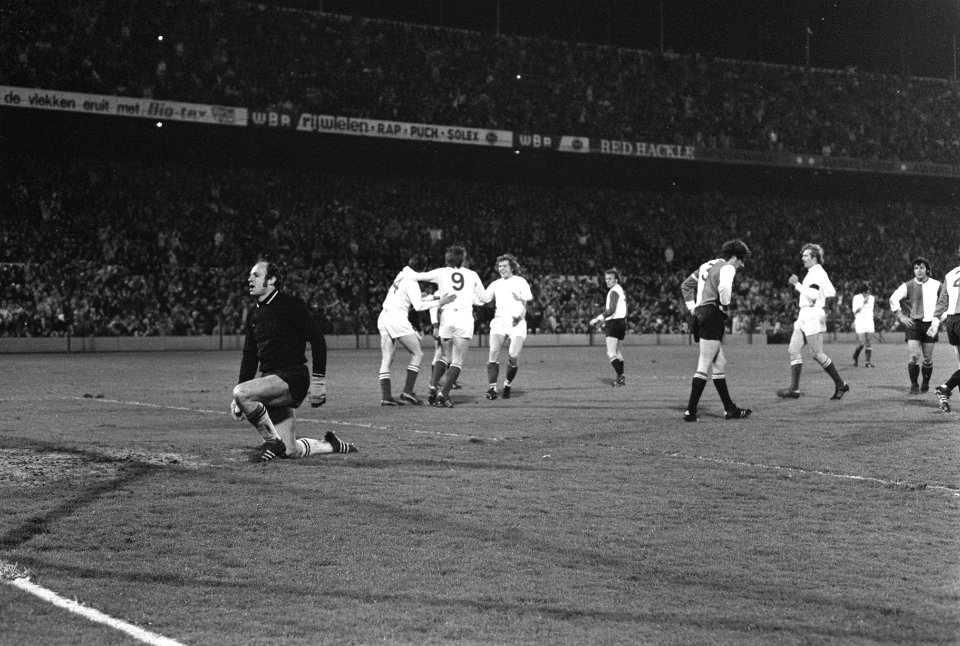 Feyenoord tegen Ajax 1-5, vreugde van Ajaxspelers na 2e doelpunt, links een vers, Bestanddeelnr 925-5298